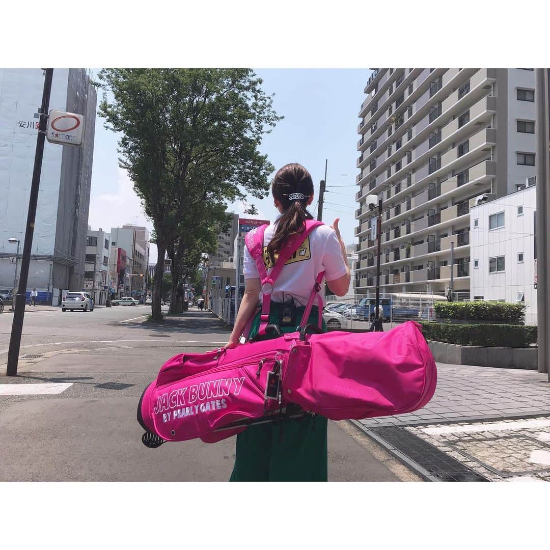 小野口奈々さんのインスタグラム写真 - (小野口奈々Instagram)「・ 先日のぐっ！ジョブロケは、 myゴルフバッグを持って参戦🏌️‍♀️ 下手すぎてカメラの前でクラブを振るのは 本当にお恥ずかしいのですが、 大変学ぶことの多い取材でした‼️ 上手くなくてもゴルフは楽しい😆 #どのあたりがグッジョブなのかお楽しみに #ゴルフ #ゴルフ女子 #golf #ぐっジョブ #tvq」7月18日 10時03分 - nana0no