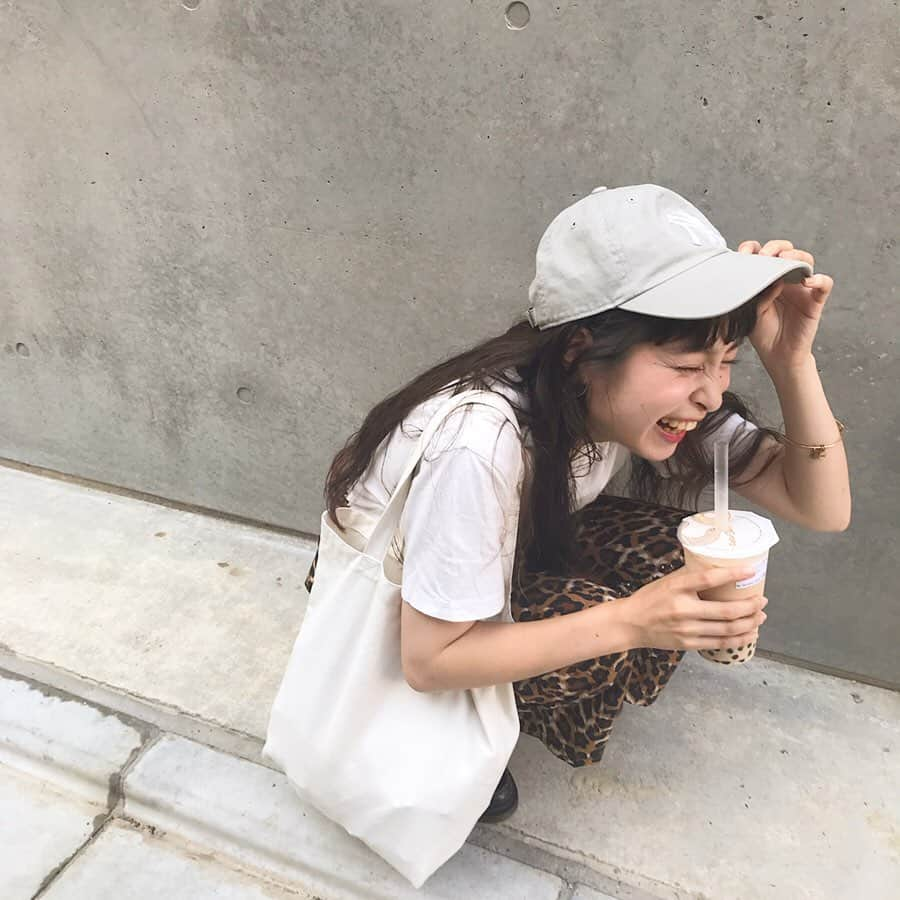 トミタ栞さんのインスタグラム写真 - (トミタ栞Instagram)「普段牛丼とラーメンとかインスタする私がタピオカを映えさせようとすると、 こぼれて→笑って→ハンカチ探して→冷静に拭く  #この後ハンカチトイレの床に落として凹んだ #帰って即洗濯機 #タピオカ #低カロリー #ダイエット #糖質制限」7月18日 10時12分 - tomita_shiori