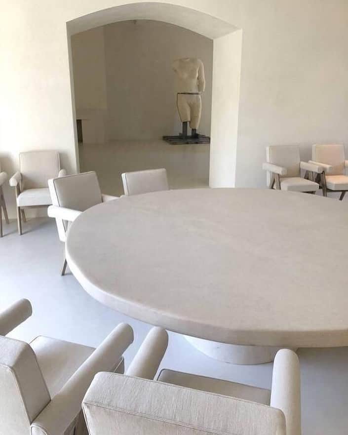グラフ&ランツのインスタグラム：「Chairs and chairs and chairs #visualinspo」