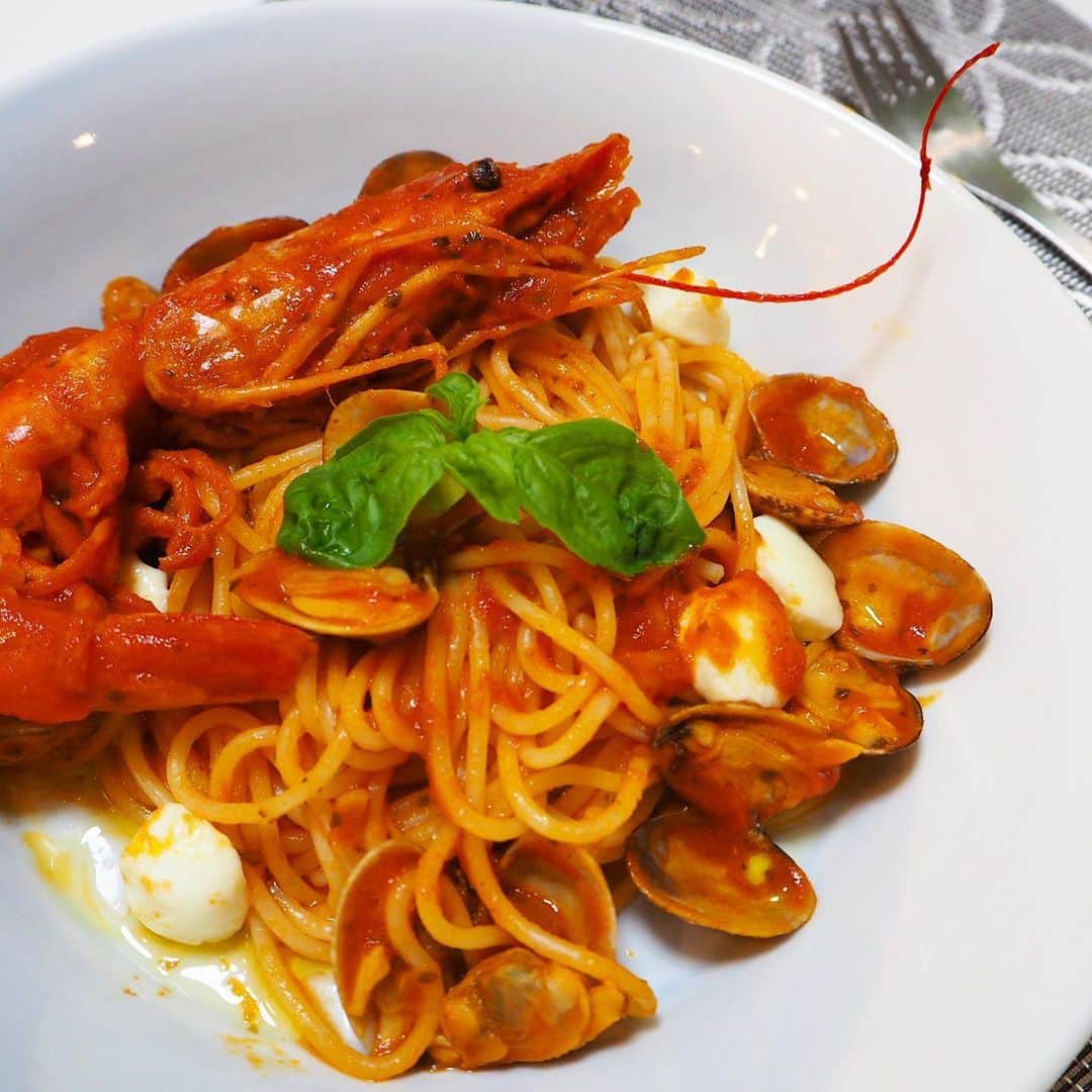 永田明華さんのインスタグラム写真 - (永田明華Instagram)「昨日の夕飯は、魚介のオーガニックトマトパスタでした❤️イオンのオーガニックゾーンで見つけたパスタソースにスパゲッティ、お野菜もトップバリュ グリーンアイのオーガニックのものです👍  海老🦐とあさりをふんだんに使い、とっても贅沢な仕上がりになりましたよ😍  息子達からは、とっても美味しいと大絶賛で、簡単だったのに頑張った感じ🥰  素材が良いってやっぱ美味しいですね💕  オーガニックパスタオススメですよ👍 ・ ・  #スパゲッティ  #パスタソース  #トップバリュグリーンアイ  #グリーンアイPR  #myhappygreen  @topvaluofficial #美味しいパスタ」7月18日 10時32分 - asukanagata