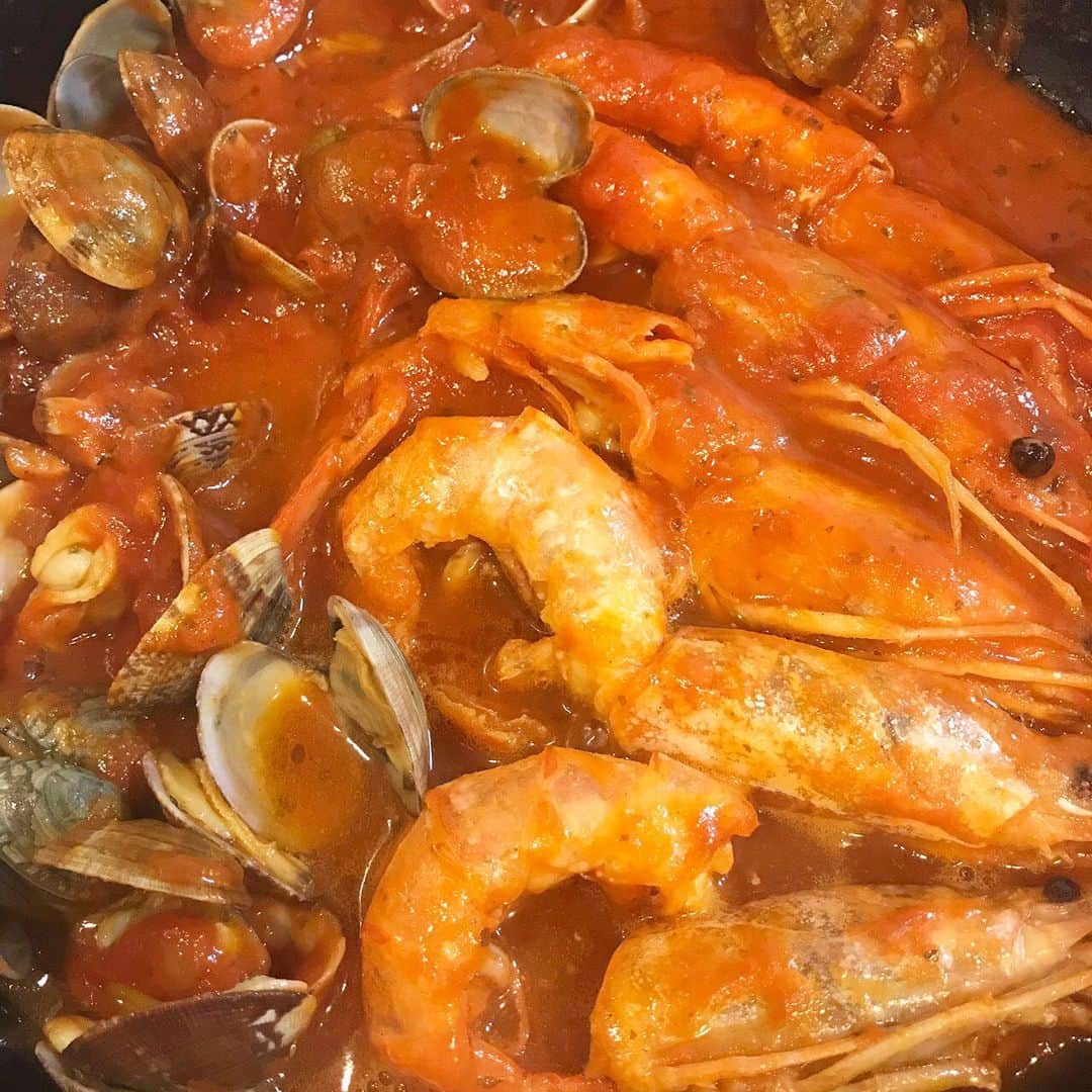 永田明華さんのインスタグラム写真 - (永田明華Instagram)「昨日の夕飯は、魚介のオーガニックトマトパスタでした❤️イオンのオーガニックゾーンで見つけたパスタソースにスパゲッティ、お野菜もトップバリュ グリーンアイのオーガニックのものです👍  海老🦐とあさりをふんだんに使い、とっても贅沢な仕上がりになりましたよ😍  息子達からは、とっても美味しいと大絶賛で、簡単だったのに頑張った感じ🥰  素材が良いってやっぱ美味しいですね💕  オーガニックパスタオススメですよ👍 ・ ・  #スパゲッティ  #パスタソース  #トップバリュグリーンアイ  #グリーンアイPR  #myhappygreen  @topvaluofficial #美味しいパスタ」7月18日 10時32分 - asukanagata