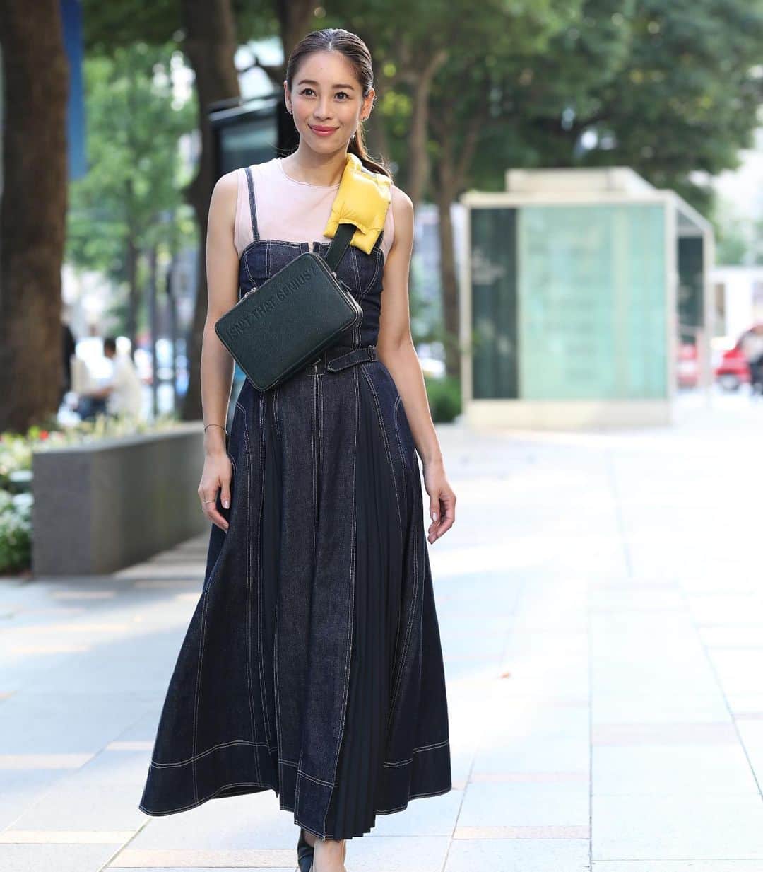 大桑マイミのインスタグラム：「veletra の TRUNK SHOW に行ってきました。valextra × moncler のコラボレーションアイテム。  色の組み合わせ。ダウンとの組み合わせ素敵。 #valextra #valextralovegrove #monclergenius」