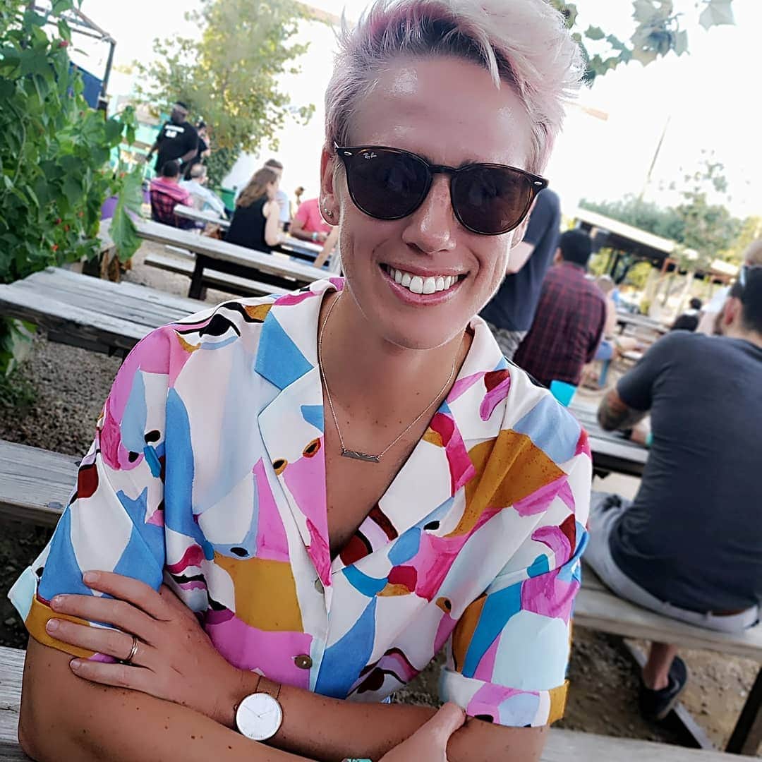 ソフィー・シュミットのインスタグラム：「Like wow... Swipe left. I dare you.  Feeling so good in my new shirt got me feel so great in my old shirt. 😂😂😅」