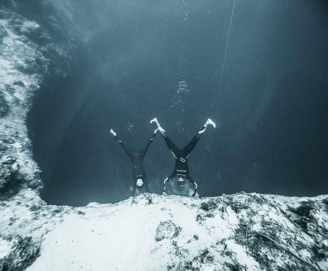 福本幸子さんのインスタグラム写真 - (福本幸子Instagram)「I was lucky enough to capture these two #worldrecord holders at #verticalblue in 2017. #sayurikinoshita you are gone way too soon.  We’ll miss you forever．． ． ． 海は行く場所？帰る場所？と聞かれた事がある。 私は帰る場所と答えた。  海を愛し海に愛された彼女もきっとそうだったんだろう、 海の日を選んで海に帰って逝った。  来月会おうねって約束してたのに。 ばか。  強くて、優しくて、無邪気な貴女が大好きだった。 サラリと数々の偉業を成し遂げ、伝説を作ったね。 沢山の感動をありがとう。  本当にありがとう。  お疲れ様。 ゆっくり休んでね。  2019.7.15」7月18日 10時39分 - okinawajudy