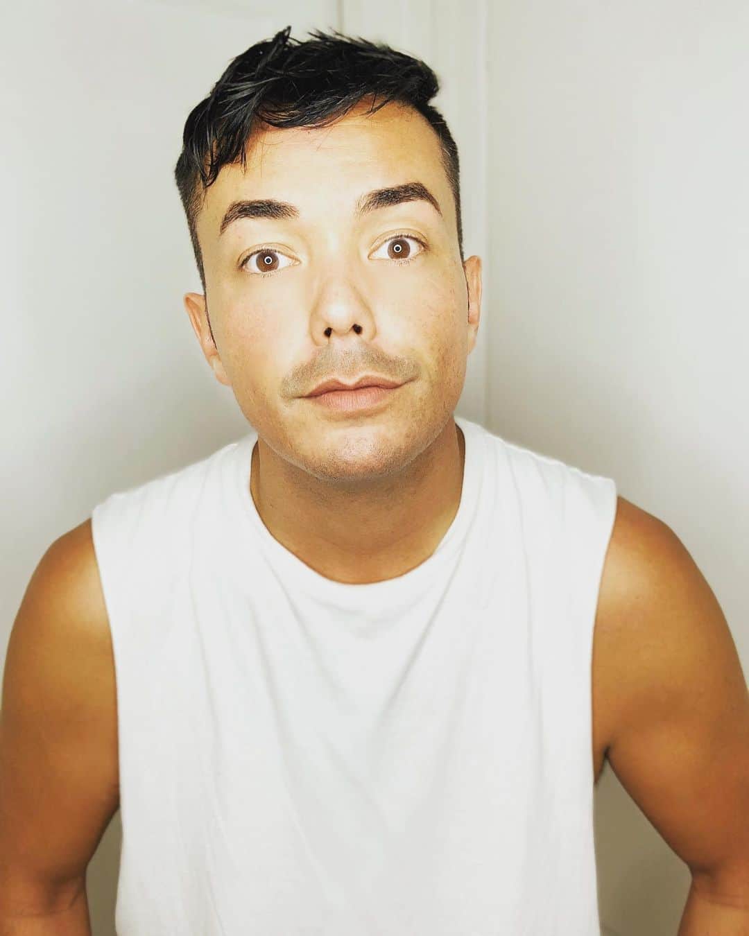 アンソニー・ラモスのインスタグラム：「Not doing the old person face thing...so this」