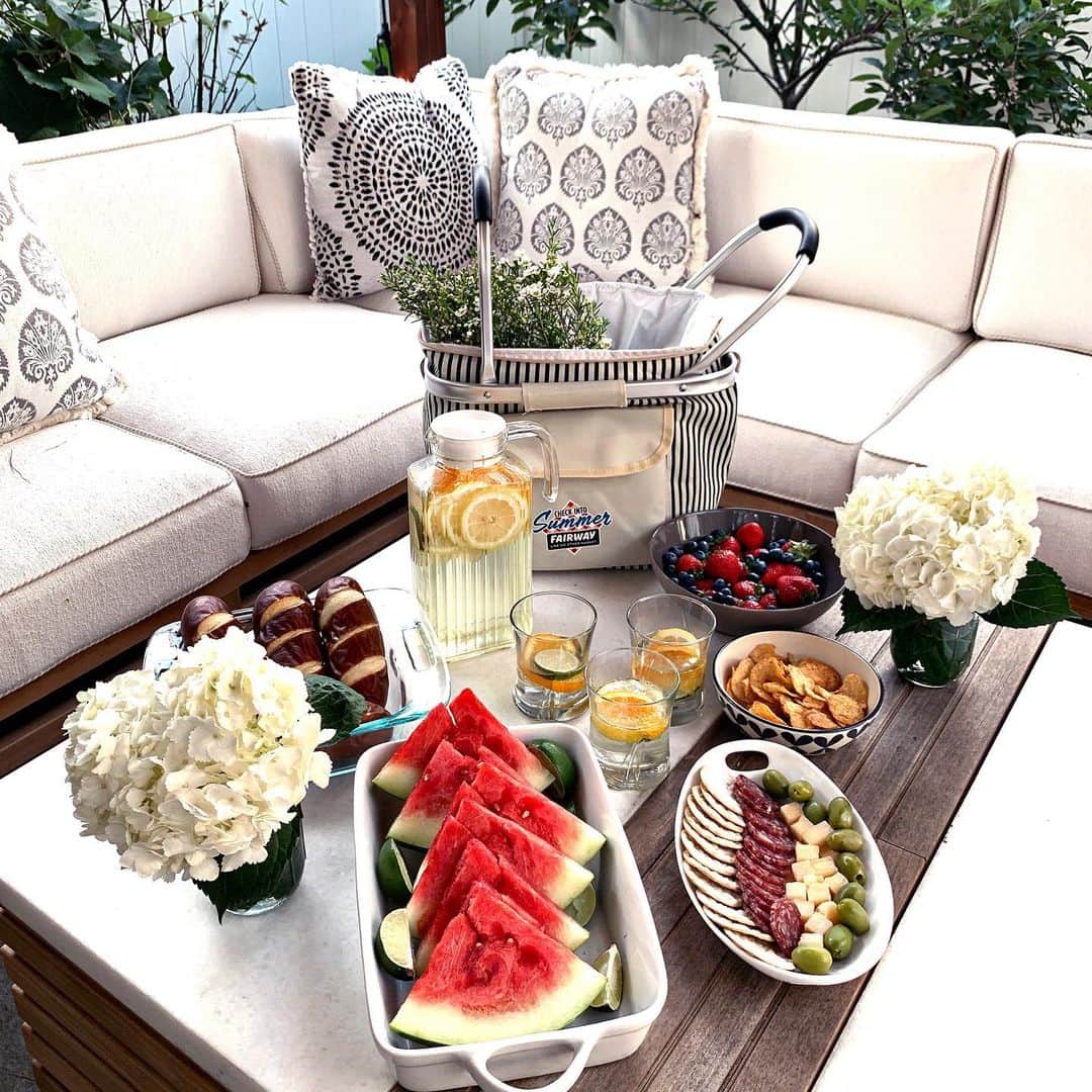 Helena Glazer Hodneさんのインスタグラム写真 - (Helena Glazer HodneInstagram)「Nothing makes me happier than having a few friends for a little summer picnic in our backyard! I hit up our favorite, @fairwaymarket to stock up on some goodies: fresh fruit, cheese, olives and all of the necessary ingredients (rosè for the friends not pictured - I may be pregnant, but I'm not mean). @FairwayMarket is also offering free delivery on your first online order from today until 9/2, during Fairway’s ‘Check Into Summer’ celebration. Just use code PICNICFREE2 at checkout. #ThePlaceToGoFooding #sponsored」7月18日 10時47分 - brooklynblonde1