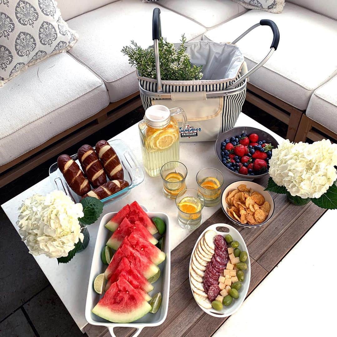 Helena Glazer Hodneさんのインスタグラム写真 - (Helena Glazer HodneInstagram)「Nothing makes me happier than having a few friends for a little summer picnic in our backyard! I hit up our favorite, @fairwaymarket to stock up on some goodies: fresh fruit, cheese, olives and all of the necessary ingredients (rosè for the friends not pictured - I may be pregnant, but I'm not mean). @FairwayMarket is also offering free delivery on your first online order from today until 9/2, during Fairway’s ‘Check Into Summer’ celebration. Just use code PICNICFREE2 at checkout. #ThePlaceToGoFooding #sponsored」7月18日 10時47分 - brooklynblonde1