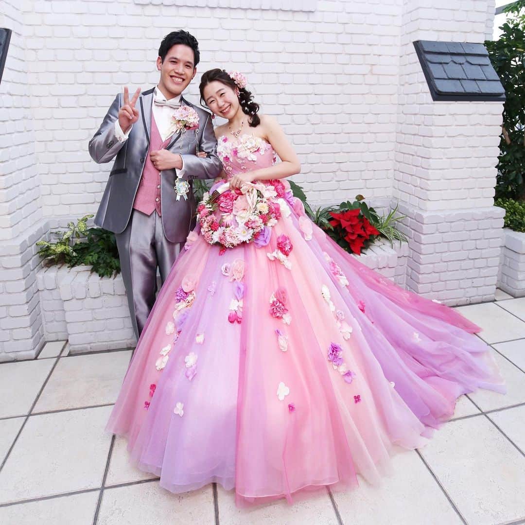 のインスタグラム：「@lasoeurosaka_wedding お揃いのピンクがおしゃれなお二人❤️ . . . #モントレ花嫁 #ホテルモントレラスール大阪  #モントレウェディング #卒花レポ #モントレ . #dressy花嫁  #marry花嫁  #プレ花嫁 #全国の花嫁さんと繋がりたい  #weddingdress #takamibridal  #wedding #結婚式 #ホテルランチ #ホテル婚 #ブライダルフェア #式場探し  #秋婚 #春婚  #花嫁ヘア #卒花嫁 #令和元年 #仲良し夫婦」