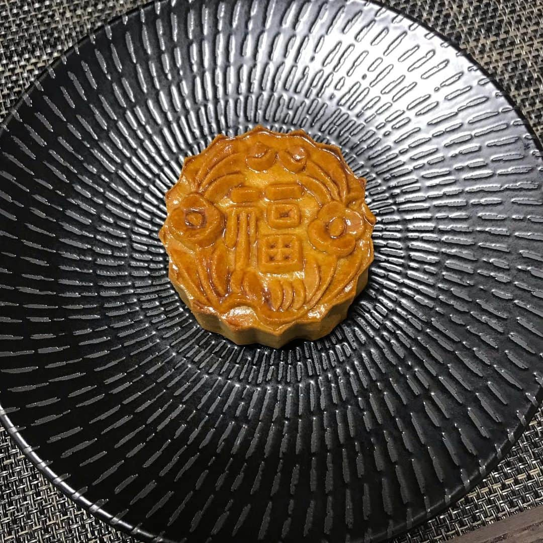 大西蘭さんのインスタグラム写真 - (大西蘭Instagram)「・ 見せたいのはこの月餅🥮 ではなくてお皿✨ ・ China town のLANDEXのお店でLuzerneのお皿を購入😍 ・ 店内は色の付いた食器は70%オフ！白い食器は75%オフ！ ・ GSS最高🙌 初めて行ったので普段もセールしてるのかはわかりませんが💦 ・ ちなみにLuzerneの食器はGrandHyatt、ウエスティン、リッツカールトンなどの高級ホテルで使われているとか🍽 ・ 本当はもっと欲しかったけど重いので諦めました😭 ・ また今度買いに来よう😊 ・ ・ #landex #luzerne #chinatown #greatsingaporesale  #ランデックス #ルザーン #グレートシンガポールセール #通称 #gss」7月18日 10時53分 - onishiran