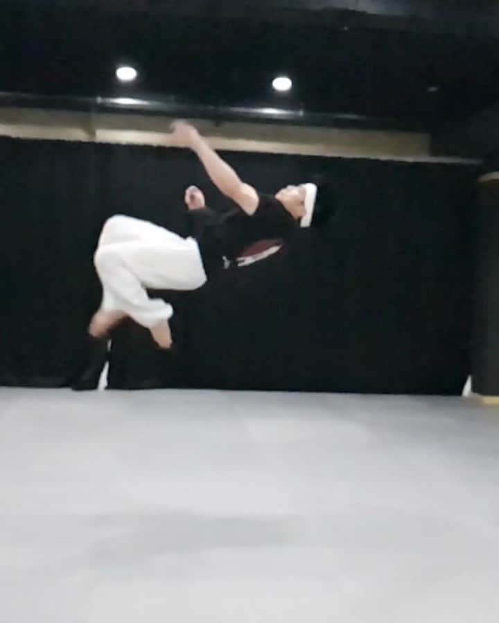 のインスタグラム：「@shinmincheol Skywalker 👟 . . . #redbull #givesyouwings #taekwondo #martialarts #kick #nogravity #tricking」