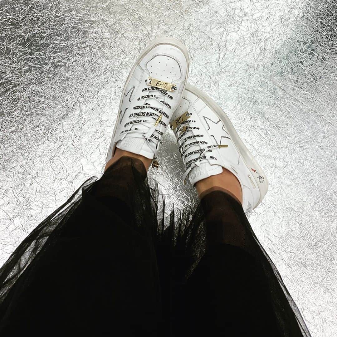 のインスタグラム：「@goldengoose  私だけの特別なシューズ😘😘 ピカピカの白いスニーカーを職人さんが削ったりワザと汚したり色付けしてくれました❤️ サインも入れてもらって、特別感が止まらない😍  #GoldenGoose #GGDBLab #fashion #love #fun #mom #happy #ゴールデングース @goldengoose」
