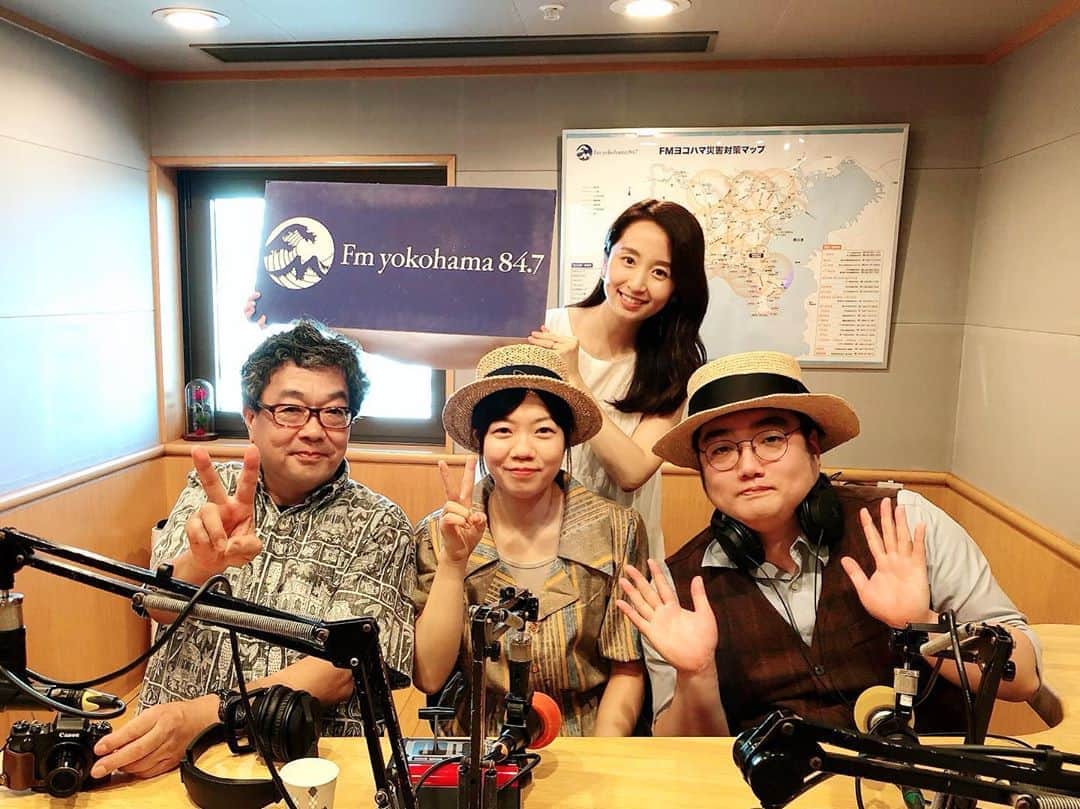 小野恵美のインスタグラム：「昨日はラジオのインタビュー収録でした♫  お越しいただいたのは、横浜旭ジャズまつり事務局長の伊藤さんと、 アマチュアステージに登場するバンド✨スーパーベアーズ @superbears2019 のメンバー てつじろーさん、まなてぃさん、橋本さん🧸 生演奏もご披露いただきました！ （お時間の都合で橋本さんは演奏のみご参加🎺） ＊ 今週末21日(日)9:30〜放送です🌼 FM yokohama 『YOKOHAMA My Choice!』 お楽しみに♫ #fmyokohama #横浜 #yokohama #ラジオ #radio #パーソナリティ #旭ジャズまつり #スーパーベアーズ #ジャズ #jazz #生演奏」