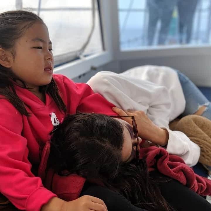 ハン・ゴウンのインスタグラム：「#whale watching #샌디에고 #가족여행 ~바다를 힘차게 헤엄치는 고래의 아름다운 모습을 보러 떠난 배 위에서 피곤하다 장난삼아 잠시 베었던 무릎위에서 정말 잠들어 버린 나를 위해 한동안 말없이 다리를 내어준 든든하고 착하디착한 7살 내 조카~♡ 맨날 재우는게 일이었는데 이젠 나를 재워 줍니다.」
