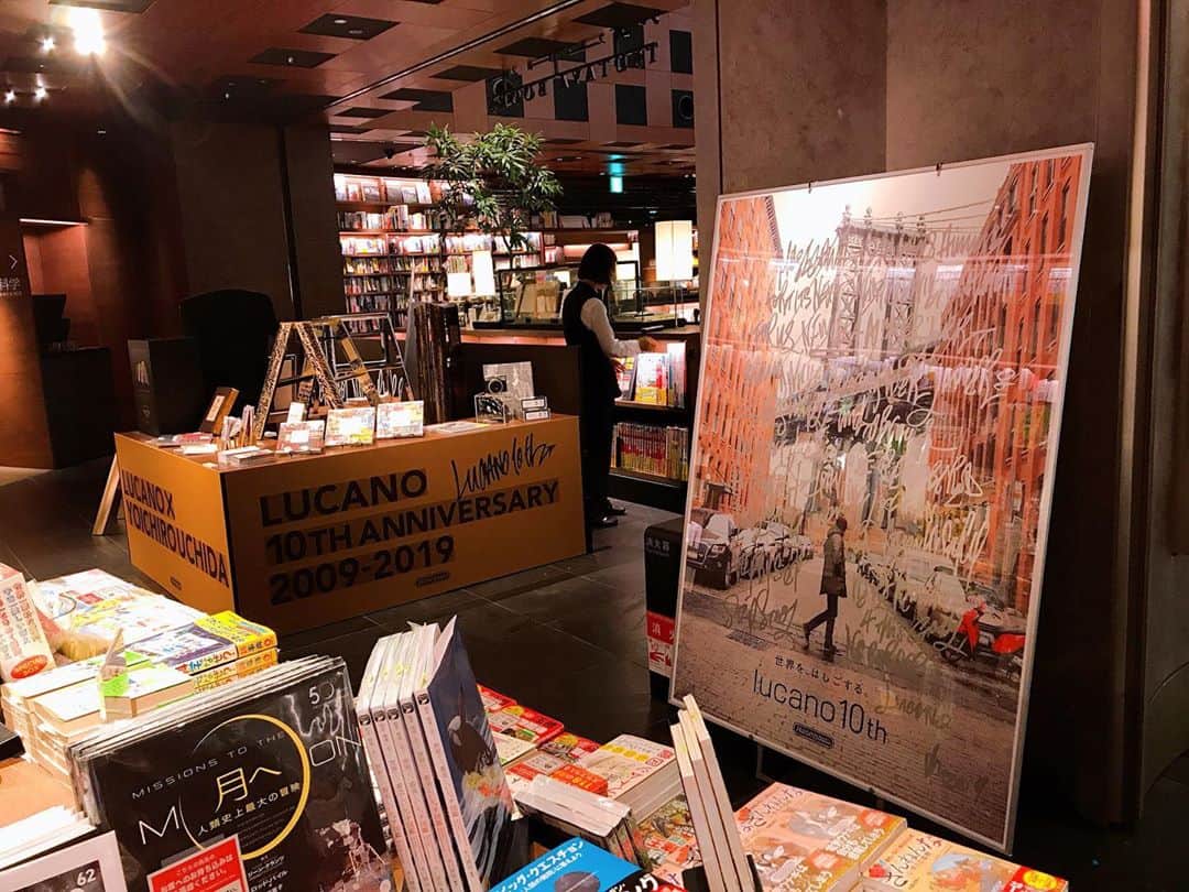 長谷川工業さんのインスタグラム写真 - (長谷川工業Instagram)「大阪梅田の蔦屋書店での POPUPも本日が最終日となりました！  今回は先日代官山のイベントでアートパフォーマンスをしていただいた作品も売り場に展示しています。 作品を披露できるのは今回が最後になると思いますので、是非この機会にご覧ください！  #長谷川工業 #hasegawakogyo #脚立 #はしご #作業台 #踏台 #stepstool #lucano #lucano10th #ルカーノ #yoichirouchida #内田洋一朗 #artperformance #アートパフォーマンス #梅田蔦屋書店 #梅田 #大阪」7月18日 11時33分 - hasegawakogyo