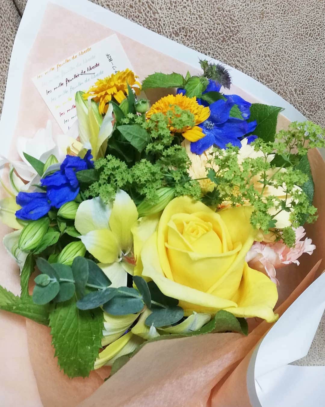 杉山由紀子さんのインスタグラム写真 - (杉山由紀子Instagram)「まい💗まおちゃん💗 ありがとう😌✨✨ * 最近お料理一緒にしてるメンバー🎵 * いつも学びが多いあっという間に時間が過ぎます🎵🎵 * お花に文具、ハンカチありがとう✨ * * #thanks #friends #cook #cooking #おうちごはん #楽しい #あっという間 #お花 #flower」7月18日 11時30分 - yukikosugiyama