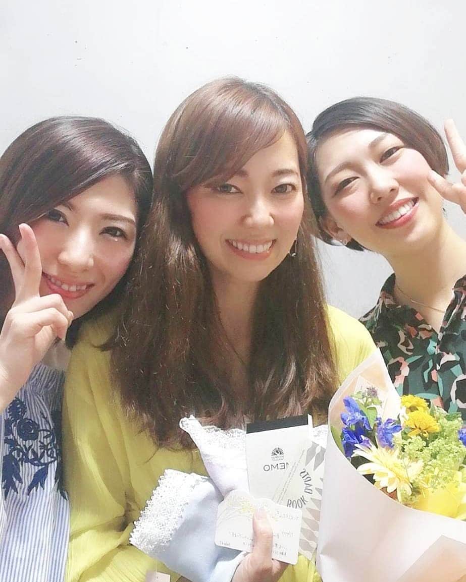 杉山由紀子のインスタグラム：「まい💗まおちゃん💗 ありがとう😌✨✨ * 最近お料理一緒にしてるメンバー🎵 * いつも学びが多いあっという間に時間が過ぎます🎵🎵 * お花に文具、ハンカチありがとう✨ * * #thanks #friends #cook #cooking #おうちごはん #楽しい #あっという間 #お花 #flower」