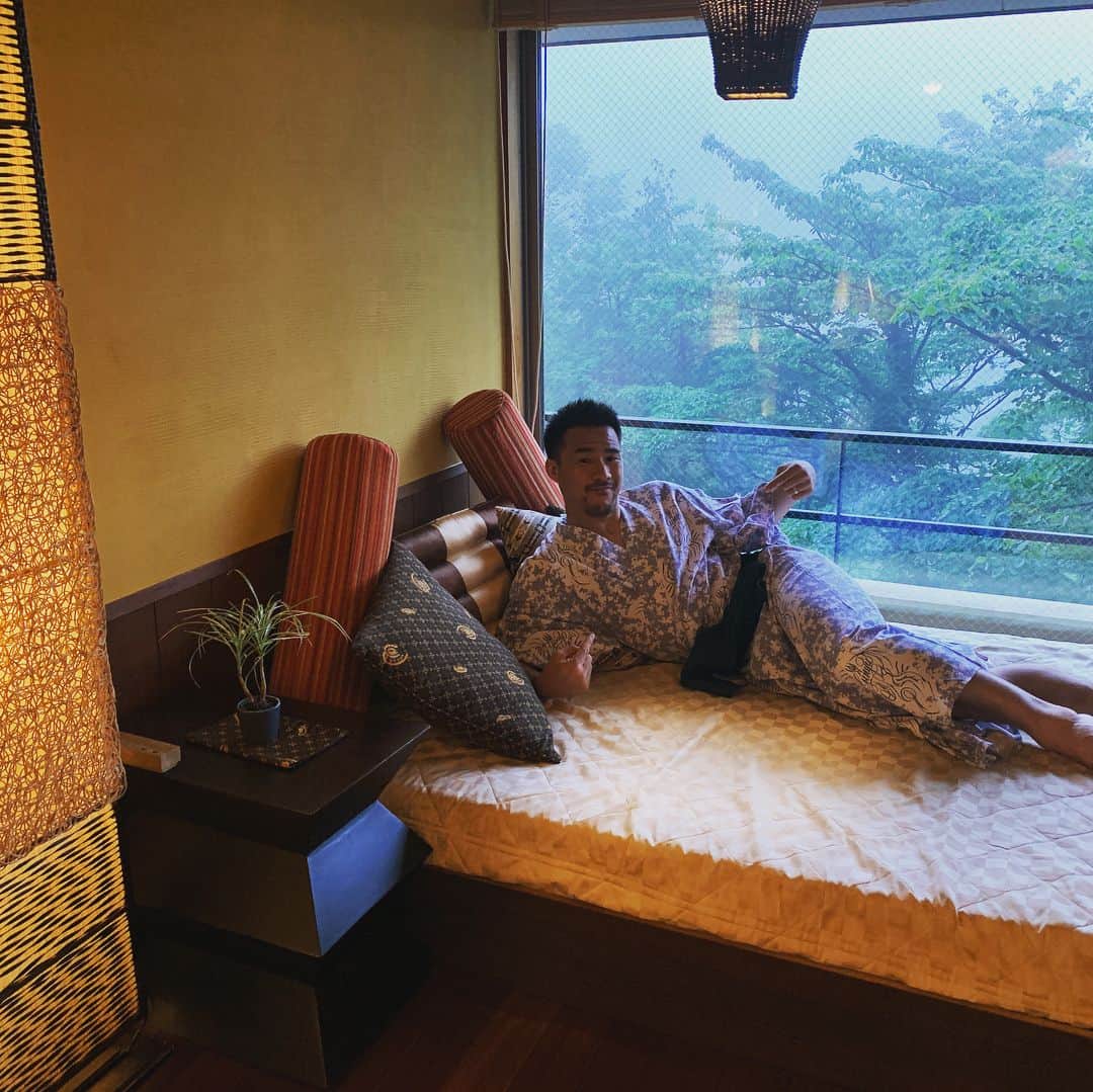 岡崎慎司のインスタグラム：「温泉♨️-ディズニー-出国✈️ #箱根吟遊#クワガタ発見で息子大興奮#結婚11周年のお祝い#旅館に感謝#ディズニーランドとシー#足クタクタよ#１年前よりみんな乗り物乗れて成長を実感#とりあえず鼻がでかい俺#夢の国なら変わると思った俺#とりあえずフライト#norqain #corneliantaurus #旅人気分👍」