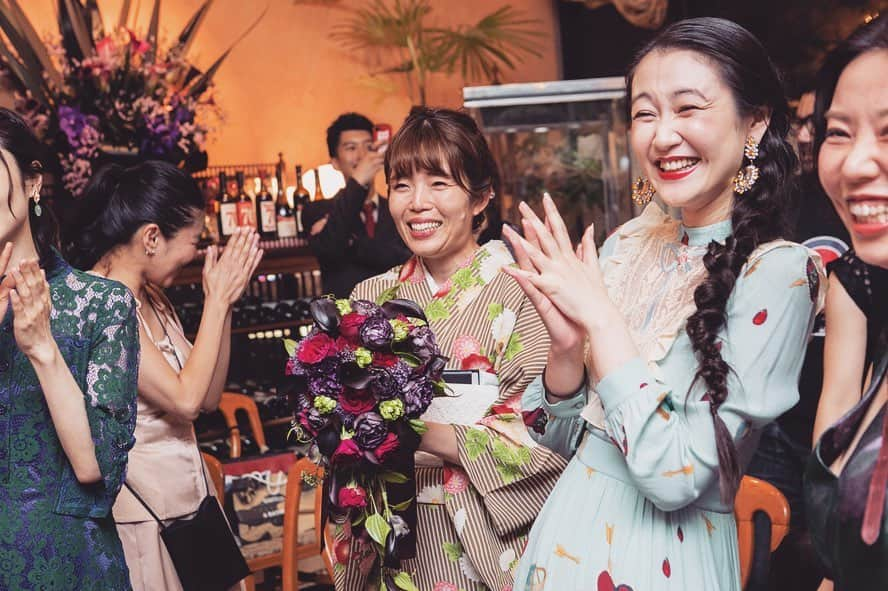 鈴木淳子さんのインスタグラム写真 - (鈴木淳子Instagram)「Group Photos 🥂❤️ #母の目はあまり開かない  大切な1日の記念写真。 大事なところで 目を瞑る母。 安定の家族感。 でも大好きだよ😽  お店の限界ギリギリまで 友人に声をかけましたが 本当はもっと呼びたかった😫 写真は @mikitakahira ちゃんにお願いしました！貴重な瞬間が たくさん撮れてて さすがです✨ . 1 集合写真 2 母の目が開いた奇跡 3 天野先生の祝辞 4 長濱先生の乾杯 5 アントニオの素敵ディナーと美しいスプちゃん 6 華麗なたまちゃん 7 パジェロボードと当選者ボードは自作です 8 あやちゃん ブーケgetおめでとう㊗️ 9 👯‍♀️👯‍♀️👯‍♀️ . p.s. @5putniko ちゃん 一緒に写真撮れなかった😭 . . . #wedding #weddingparty」7月18日 11時42分 - junkosuzuki