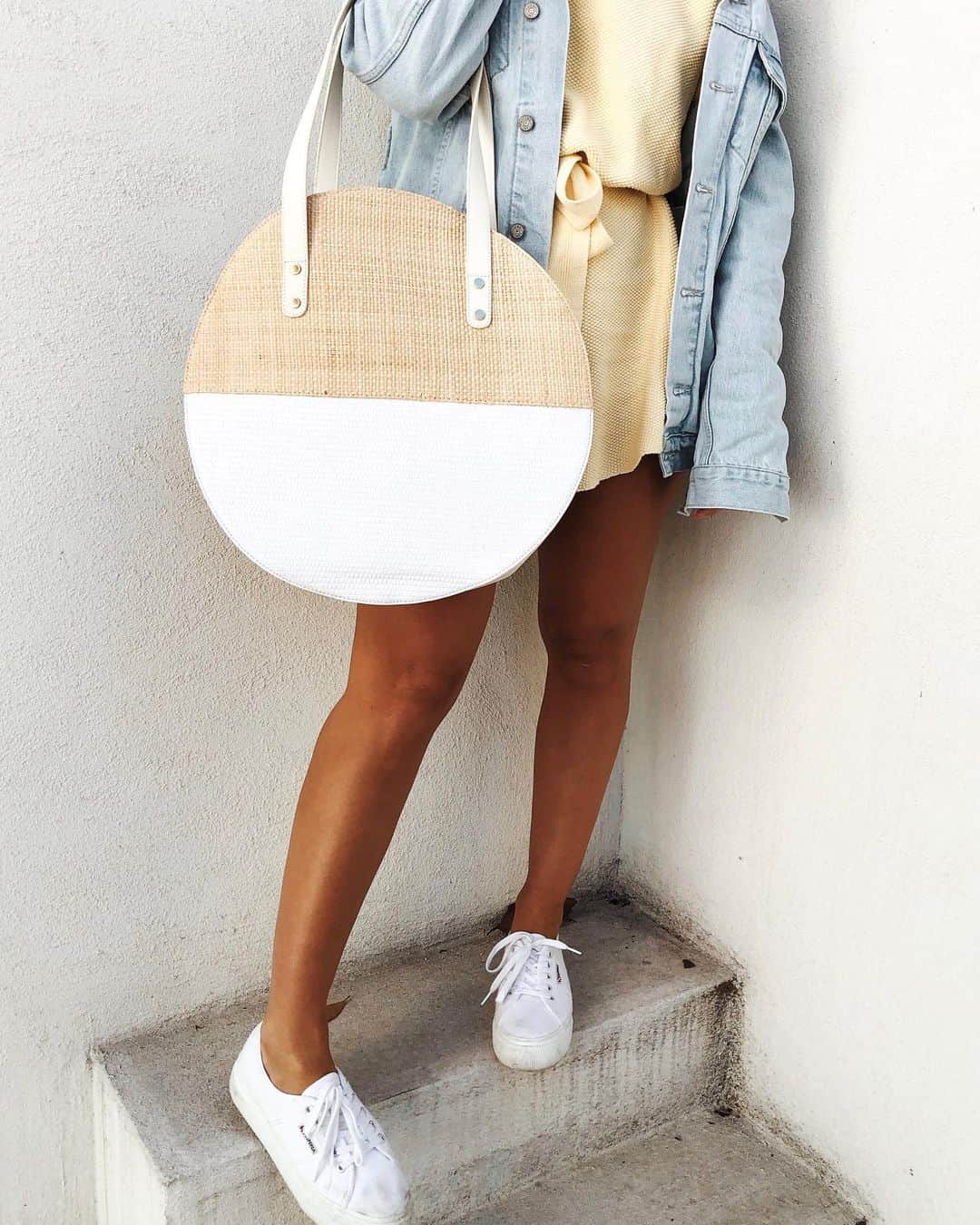 SABO SKIRTさんのインスタグラム写真 - (SABO SKIRTInstagram)「Coming in hot 🐚 our summer beach bag dreams have come true! The new Round Woven Bag is Online Now 🙌🏼 as seen on HQ Hunnie @zoeefstathis」7月18日 11時34分 - saboskirt