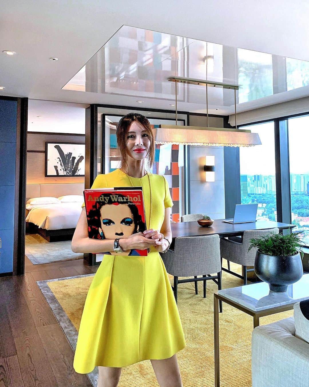 のインスタグラム：「Happen to be wearing in all Dior today.  The necklace, a magnifying glass, that used to be my mother’s, the dress, and the shoes.  I’’ve been reading (or seeing) a book of Andy Warhol works at a suite @grandhyattseoul the entire afternoon with k-pop songs. 🎨🖼🎧🎶🛋」