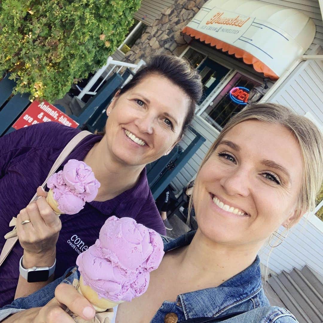 ブリアンヌ・タイゼン＝イートンのインスタグラム：「First stop at home in Saskatchewan, my absolute favorite... Grape ice cream from @homesteadicecream with my mom 💜🍦」