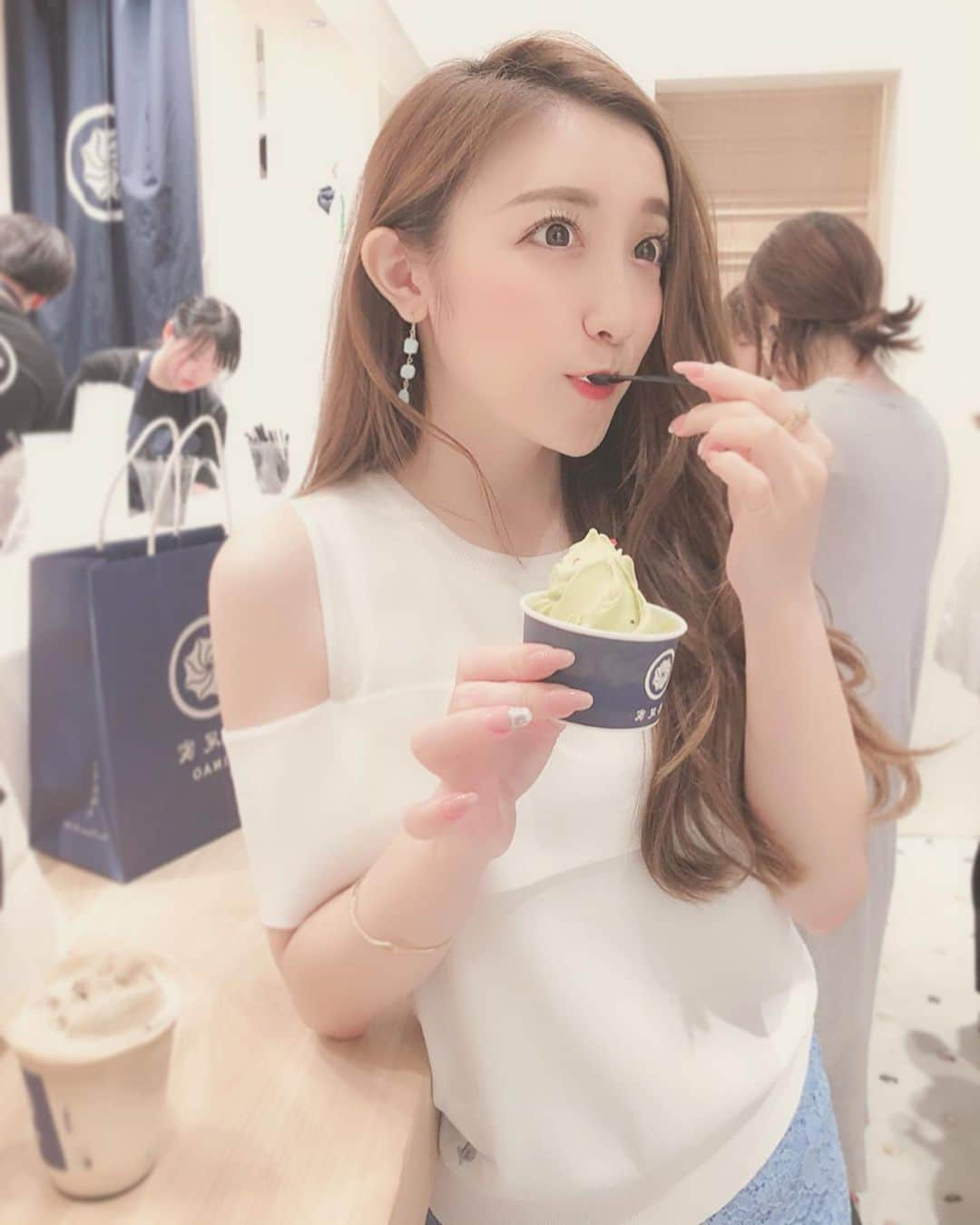 東條恭子さんのインスタグラム写真 - (東條恭子Instagram)「. 台湾で人気のソフトクリーム店「蜷尾家／NINAO」 の日本第2号店が麻布十番にOPEN🎶 オープニングレセプションにお招きいただきました:) . スッキリ甘い “スキアマ” な味わいが楽しめる蜷尾家は元々大好きでっ😋🍦✨ 今回麻布十番の商店街の中間地点に出来て嬉しい~♫ . 新商品のお茶フロートも、期間限定のピスタチオソフトも美味しくいただきました🍹💛 またお散歩しながら寄ろうっ~☺️🎶 . . #蜷尾家 #NINAO #麻布十番店オープン #パイナップルケーキ #JIUZHENNAN #スキアマ #azabujuban #icecream #yummy #japan #tokyo #japanese #japanesegirl #tokyogirl #麻布十番 #麻布十番商店街 #麻布十番カフェ #ソフトクリーム #ゼリーティー #ニナオ #ピスタチオ #台湾 #taiwan」7月18日 11時47分 - kyoko_tojo