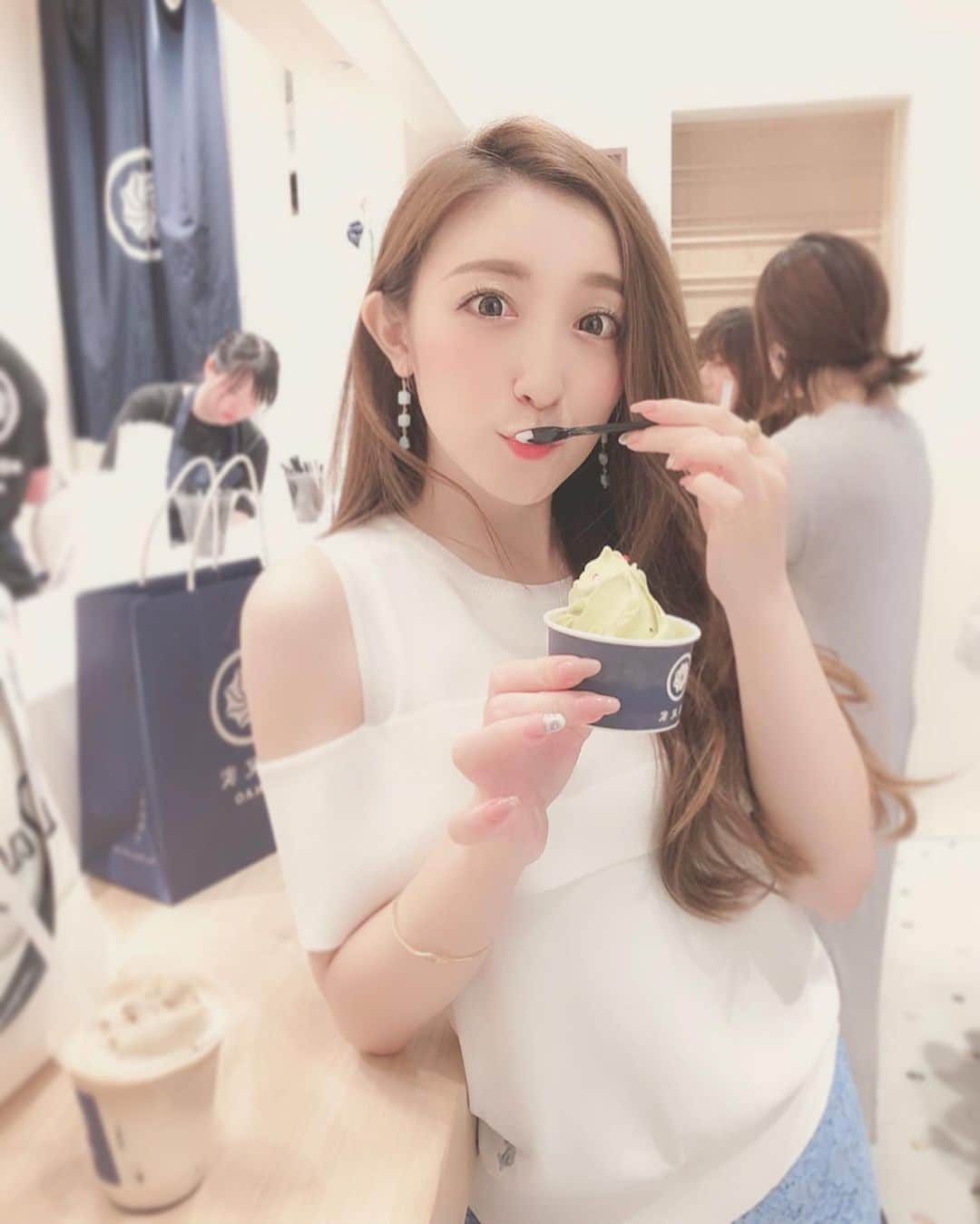 東條恭子さんのインスタグラム写真 - (東條恭子Instagram)「. 台湾で人気のソフトクリーム店「蜷尾家／NINAO」 の日本第2号店が麻布十番にOPEN🎶 オープニングレセプションにお招きいただきました:) . スッキリ甘い “スキアマ” な味わいが楽しめる蜷尾家は元々大好きでっ😋🍦✨ 今回麻布十番の商店街の中間地点に出来て嬉しい~♫ . 新商品のお茶フロートも、期間限定のピスタチオソフトも美味しくいただきました🍹💛 またお散歩しながら寄ろうっ~☺️🎶 . . #蜷尾家 #NINAO #麻布十番店オープン #パイナップルケーキ #JIUZHENNAN #スキアマ #azabujuban #icecream #yummy #japan #tokyo #japanese #japanesegirl #tokyogirl #麻布十番 #麻布十番商店街 #麻布十番カフェ #ソフトクリーム #ゼリーティー #ニナオ #ピスタチオ #台湾 #taiwan」7月18日 11時47分 - kyoko_tojo