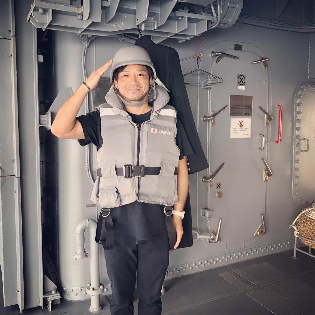 高本剛志さんのインスタグラム写真 - (高本剛志Instagram)「25年ぶりに乗艦。 今年で退役する練習艦やまゆき。  退役前に里帰りできて良かった。 乗艦していた護衛艦時代も、練習艦になった今でも、変わらず綺麗な艦でした。 #練習艦やまゆき #海上自衛隊 #一般公開 #飛行甲板での18歳 #前甲板での43歳」7月18日 11時49分 - takamoto76
