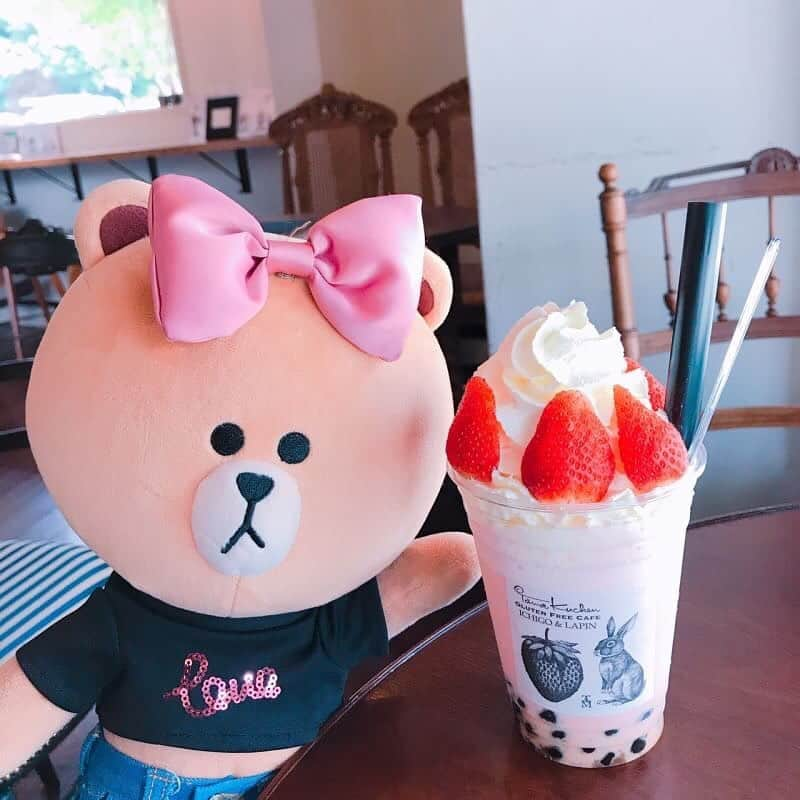 CHOCOのインスタグラム：「🍓🎀🍼🍓🎀🍼🍓🎀🍼🍓 . #かわいすぎるドリンクと話題のカフェ☕️💝 . いちごミルクタピオカをオーダー🍓🍼💕 タピオカのもちもちな食感が最高😍 今度はパンやバウムクーヘンも食べに行きたいな🥐🍞🎶 . . #グルテンフリーカフェタマクーヘン #苺ミルクタピオカ #タマクーヘン #二子玉川 #linefriends #withCHOCO」