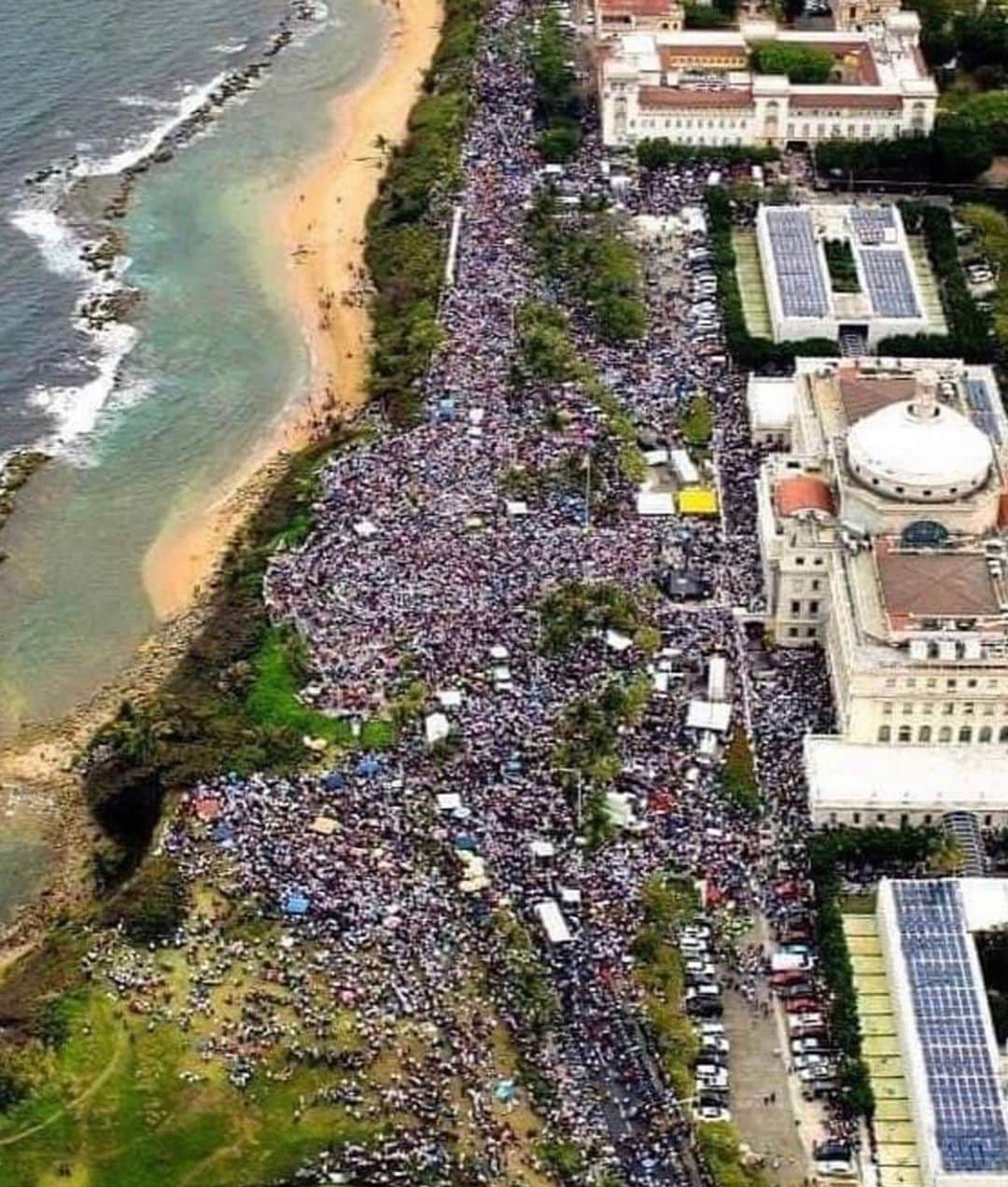 ファット・ジョーさんのインスタグラム写真 - (ファット・ジョーInstagram)「Puerto Rico United 🙏🏽🙏🏽🙏🏽🙏🏽」7月18日 11時53分 - fatjoe