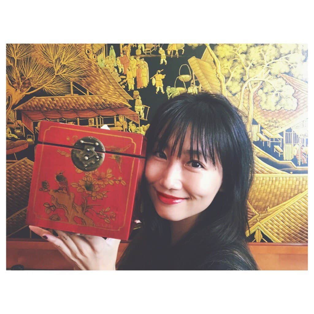 大塚愛さんのインスタグラム写真 - (大塚愛Instagram)「中国に来ています。 ティッシュ箱が可愛い、、 中国の美容のことも聞いてみています。 皆、冷たいものを飲まないそうです。  そう！真夏だってHOT茶よ！  AIO  #china #茶 #いいな」7月18日 12時00分 - aiotsuka_official