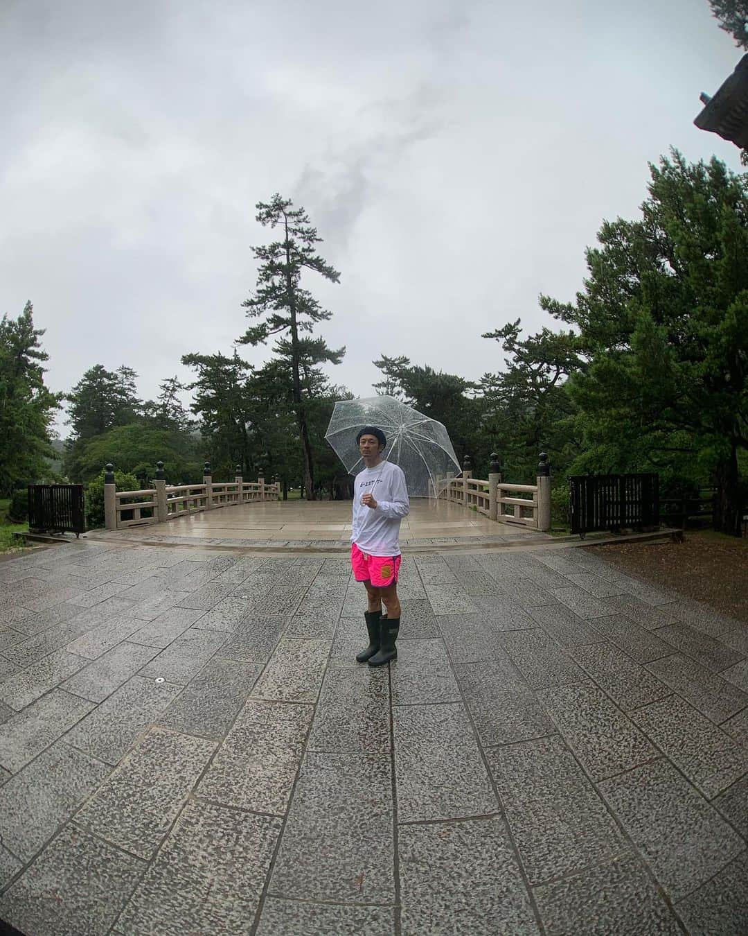 春日潤也さんのインスタグラム写真 - (春日潤也Instagram)「今日☂️スタートな出雲☁️ 出雲大社の空気はいつも清らか。 @nataldesign1999 のROB SHORTS& @voirystore のレインブーツで雨の日スタイル完成✌️ BSKK本日17時までゆる〜くOPENしてます🤩  #nataldesign  #voirystore  #bskk #出雲大社」7月18日 12時02分 - junya_kasuga