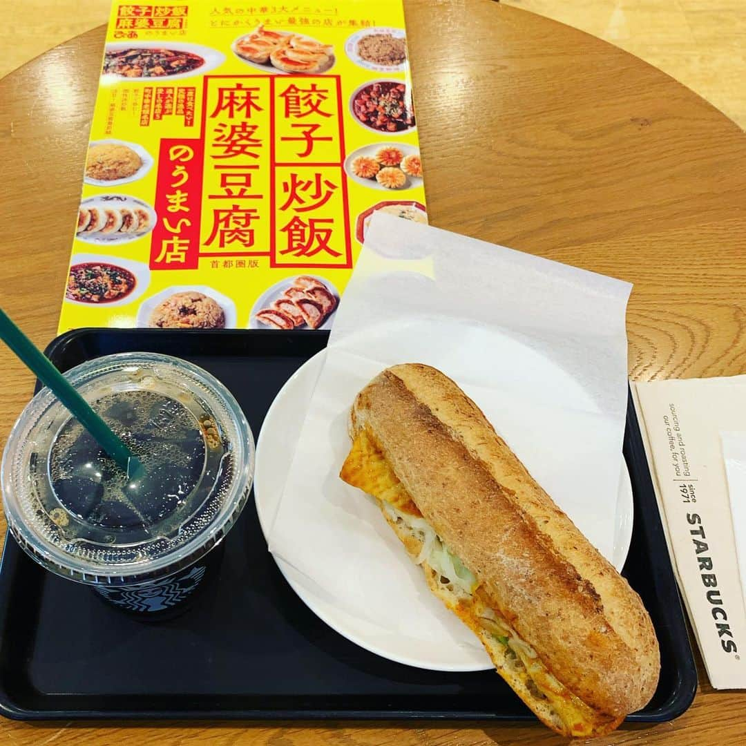 くろさんのインスタグラム写真 - (くろInstagram)「☕️スタバランチ🥖 #ワンモアコーヒー  #石窯フィローネチキン夏野菜カレー #餃子炒飯麻婆豆腐のうまい店 #ぴあMOOK #BookandCafe #starbucks #starbuckscoffee #OneMoreCoffee #スタバ #スターバックス #スターバックスコーヒー #スタバランチ #新橋ランチ #スターバックスコーヒーTSUTAYA新橋店」7月18日 12時06分 - m6bmw