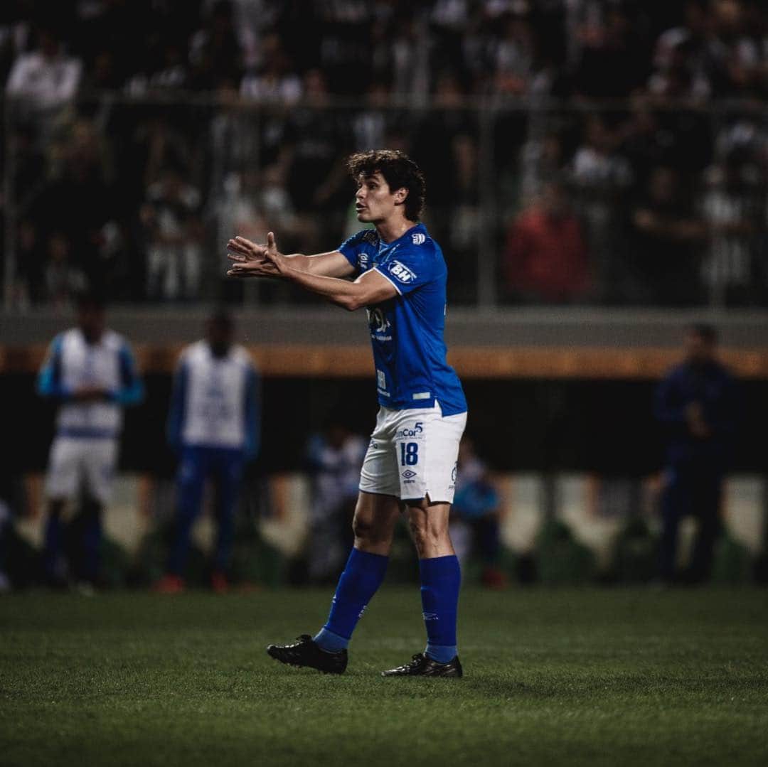 ドドのインスタグラム：「Classificados para a semifinal! 🦊💙 #CopaDoBrasil #Classico #CAMxCRU 📸 @pedrovalefoto」