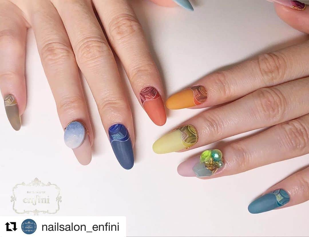 initygel_officialさんのインスタグラム写真 - (initygel_officialInstagram)「#Repost @nailsalon_enfini with @get_repost ・・・ vintage * 新色のヴィンテージコレクション10色を欲張って付けました☺︎ ・ ・ アジア先行発売。 一般発売は7/19から、TAT各店舗またはオンラインショップにて。※一部店舗除く @nailshoptat ・ ・  @initygel_official ・ #nail#gelnail#nailart#ネイル#ネイルアート#ジェルネイル#ジェルアート#ネイルデザイン#手描きアート#ジェル#美甲#指甲#ネイルサロン#nailsalon#instanail#札幌#enfini#アンフィニ#젤네일#네일#大人ネイル#nailist#オフィスネイル#トレンドネイル#春ネイル#initygel #アイニティジェル#夏ネイル#ヴィンテージコレクション」7月18日 12時12分 - initygel_official