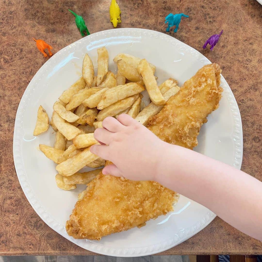 MEGのインスタグラム：「Fish and chips には多めのレモンとタルタル派です。」