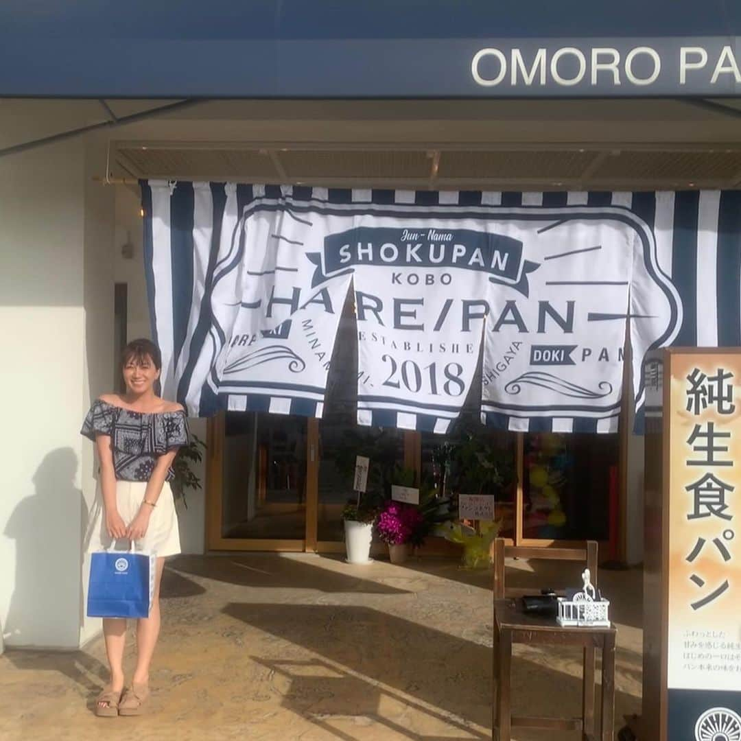 崎山一葉さんのインスタグラム写真 - (崎山一葉Instagram)「🍞🍞🍞🍞🍞 食パンブームの中、生食パン屋さんが沖縄にも増えてきました🤤  昨日立ち寄った、純生食パン HARE/PANも素晴らしくて、手でちぎって食べるようにとのアドバイス通りにすると、ふわっふわ感が際立って、綿あめのよう😍👏 この話を今朝、撮影スタッフに話すと、スタッフの1人が即購入しに行きました😂 せっかくなので、ちぎりカットも撮ってみました😋  見るだけでも幸せ〜🤤 #生食パン #純生食パン #晴時々ぱん  #harepan  #おもろまち」7月18日 12時14分 - kazuha_sakiyama