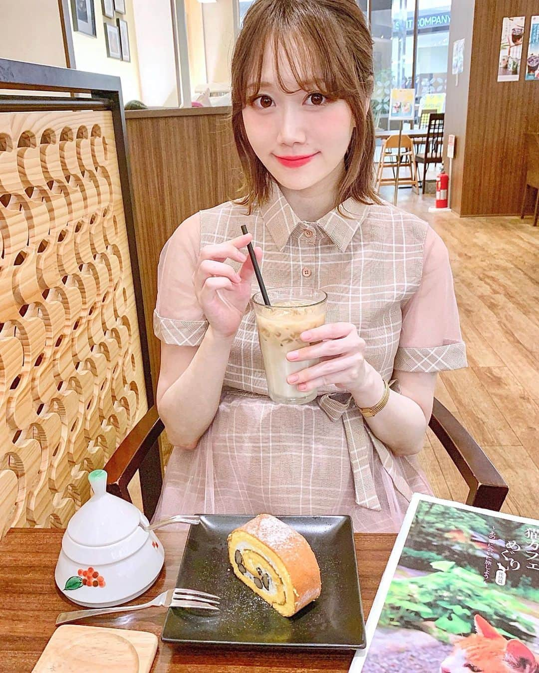 佐藤瀬奈さんのインスタグラム写真 - (佐藤瀬奈Instagram)「健診後に喫茶店でまったりティータイム☺️💓⠀ ⠀ 健診の後は気が抜けてつい甘いものを食べてしまう…🤭笑 この京ロールケーキ、米粉で作られてるからモチモチで美味しかった〜🤤❤️⠀ ⠀ お店に置いてあった猫雑誌をお供に なんともほっこりした時間でした🐱🐾 ・ ・ ・ #小川珈琲 #喫茶店 #ロールケーキ #スイーツ」7月18日 12時15分 - senapuu