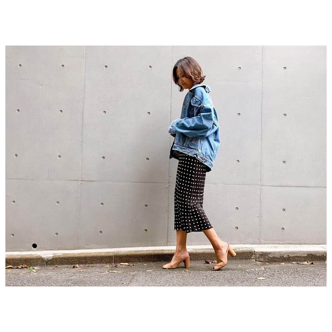 のインスタグラム：「昨夜星が見えたから今日の天気に期待したがやはり今日も☁️。 夏らしくない日々が続いてますが、夏なアイテム入荷です。 ドットワンピは小物選び次第でカジュアルにもフォーマルにも着回せます。 オーバーサイズなGジャンは安定の可愛さ♡ CLOSETの商品となります。 他にも入荷しているのでぜひチェックしてみてください。 #fashion #style #ootd #outfits #used #herfeecloset #herfee_official」