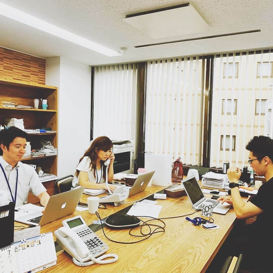 株式会社 新大陸さんのインスタグラム写真 - (株式会社 新大陸Instagram)「. 東京オフィスに来ております、新大陸のアキラです。 . うれしいことに、7月より新しいスタッフが仲間入り。 . ４歳のお子さんのママでもある、マミさんです。 クリエイティブ部門のスタッフとして、現在研修真っ最中。 . PCに貼ってあるカワイイメモやスタバのマグなど、お気に入りのアイテムに囲まれたデスク周りはオフィス内を華やかに彩ります。 . 細かい作業を得意とし、インスタやデザイン、おしゃれなグッズの話でランチ時は大盛り上がり。 花の写真を撮って社内共有してくれます。 . オフの日は温泉やフルーツ狩り、ピクニックなど外で過ごすことが多いアクティブ派☆ . これから東京オフィスがますます盛り上がることでしょう！ . #新大陸 #shintairiku #SNS #マーケティング #ウェブマーケティング #SNSマーケティング #浜松 #東京 #大阪 #福岡 #スタッフ #newstaff #スタッフ紹介 #上野 #採用 #人材 #スターバックス」7月18日 12時19分 - shintairiku.co.ltd