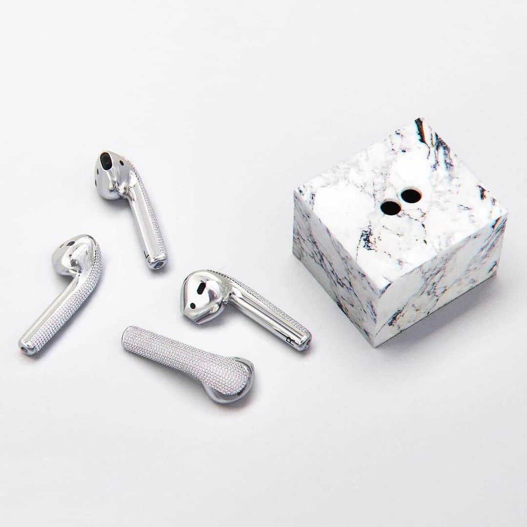HYPEBEASTさんのインスタグラム写真 - (HYPEBEASTInstagram)「#hypeAF: Los Angeles-based designer @iandelucca has crafted a set of diamond-encrusted AirPods as a part of his “NEW MATERIALISM” series. Cast in white gold and adorned with 1,0000 individual VVS natural, mined diamonds, each pair has been inscribed with an edition number and creation date, and also comes with a marble stand for charging. They are limited to just 25 units and priced at $20,000 USD each. Photo: Ian Delucca」7月18日 12時22分 - hypebeast