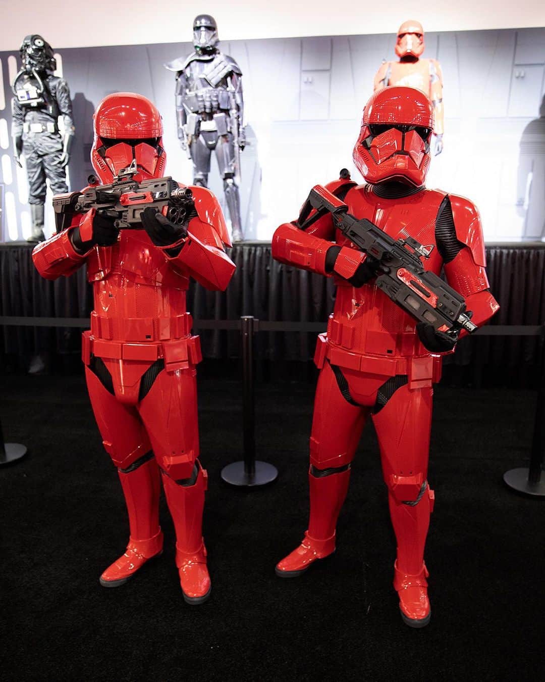 スター・ウォーズさんのインスタグラム写真 - (スター・ウォーズInstagram)「Revealed at #SDCC: get at look at the new Sith trooper costume from #TheRiseOfSkywalker. See our Instagram Stories for more of the trooper costume on display at booth #2913 all weekend!」7月18日 12時24分 - starwars