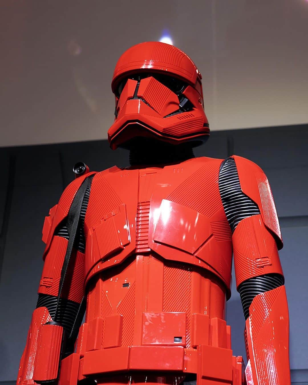 スター・ウォーズさんのインスタグラム写真 - (スター・ウォーズInstagram)「Revealed at #SDCC: get at look at the new Sith trooper costume from #TheRiseOfSkywalker. See our Instagram Stories for more of the trooper costume on display at booth #2913 all weekend!」7月18日 12時24分 - starwars