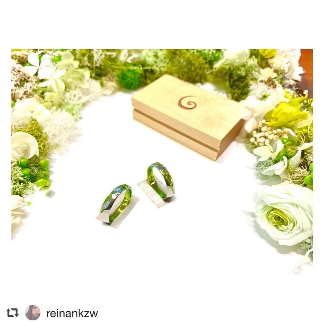SORA ≪SORA表参道の公式アカウント≫のインスタグラム：「. @sora_omotesando をフォローして、ぜひ『 #結婚指輪sora 』のハッシュタグを入れてお写真を投稿してください＊* . こちらのお写真は @reinankzw さまからリグラムさせていただきます♪ . ･:*+.･:*+.･:*+.･:*+.･:*+.･:*･: 頼んでいた結婚指輪がとうとう 出来上がったという知らせが来たので、 早速予約を入れて取りに行ってきました！  苔のデザインガチで最高です❤️ クリエイターさんとお店の方に感謝です(🙏˶‾᷄ꈊ‾᷅˵ ) ･:*+.･:*+.･:*+.･:*+.･:*+.･:*･: . #結婚指輪 #婚約指輪 #表参道 #金属アレルギー #金属アレルギー対応 #レアメタル #鍛造  #手作り #手作り指輪 #マリッジリング #エンゲージリング #ブライダル #ウェディング #プレ花嫁 #クリエィティブ #デザイン #個性的 #bridal #wedding #jewelry #ring #weddingring #creative #design #japaneseart #madeinjapan  #サムシングブルー #苔」