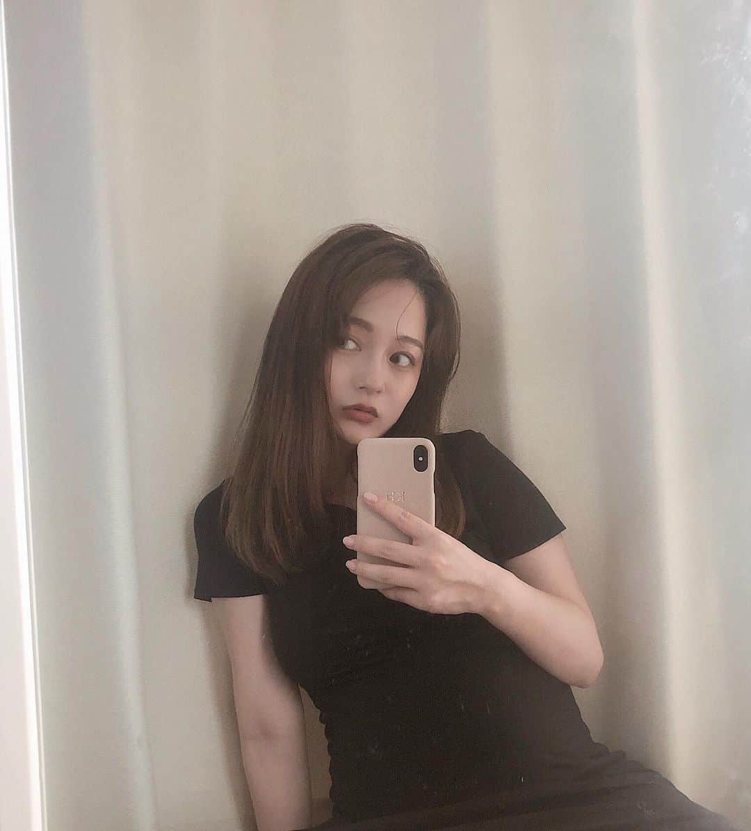 のインスタグラム：「お腹が重たすぎて毎日ヒーヒーしちゃう。 今日は内臓を蹴る激しい胎動で起こされ。朝から元気かい。⠀ ⠀ #maternity #妊婦」