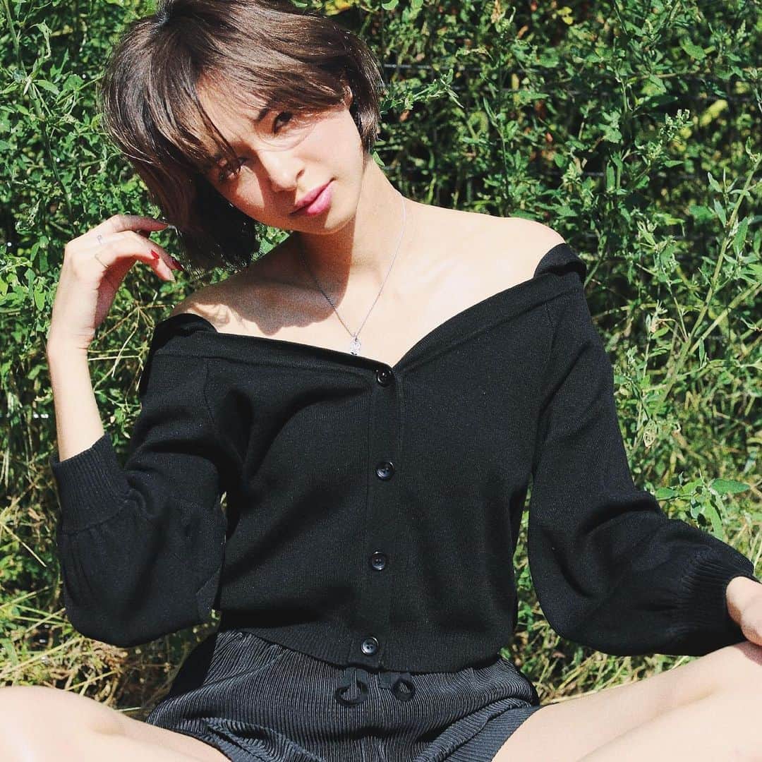渡部幸也のインスタグラム：「そろそろ梅雨明けしそうな予報です✨ これから本格的な夏に向けて、肩にあたらないくらいの長さのスッキリとしたショートボブもオススメです✂︎ カラーはベージュアッシュでくすみすぎなく、顔色も綺麗にみえます🙆‍♂️ 次のサロンの定休日は、23の火曜日と24日の水曜日なので、今週は22の月曜日までサロンに出勤しています🙆‍♂️ 皆様からのご予約、お待ちしています😊  #ヘアスタイル #ヘア #髪型 #ヘアカタログ #ヘアセット #ヘアアレンジ #パーマ #カラー #ヘアカラー #hair #恵比寿美容院 #代官山美容室 #代官山美容院 #美容学生 #サロン #中目黒美容室 #中目黒美容院 #恵比寿美容室 #サロンモデル #中目黒ランチ #恵比寿ランチ #hpb_hair #中目黒 #代官山 #恵比寿 #渋谷 #ar_magazine #murua #emoda #amerivintage」
