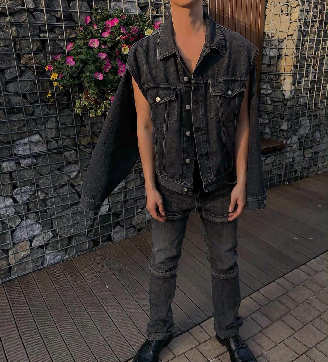 Junyoungさんのインスタグラム写真 - (JunyoungInstagram)「팔이 네개 . . . #mmm #mm6 #mm6maisonmargiela  #mm6maisonmartinmargiela #denim #denimjacket #cutout #balenciaga #balenciagaparis #balenciagajeans #demnagvasalia #vetements #margiela #offwhite #발렌시아가 #엠엠식스 #마르지엘라 #컷아웃 #데님자켓 #청자켓 #이태원 #경리단길」7月18日 12時40分 - yanggeng88