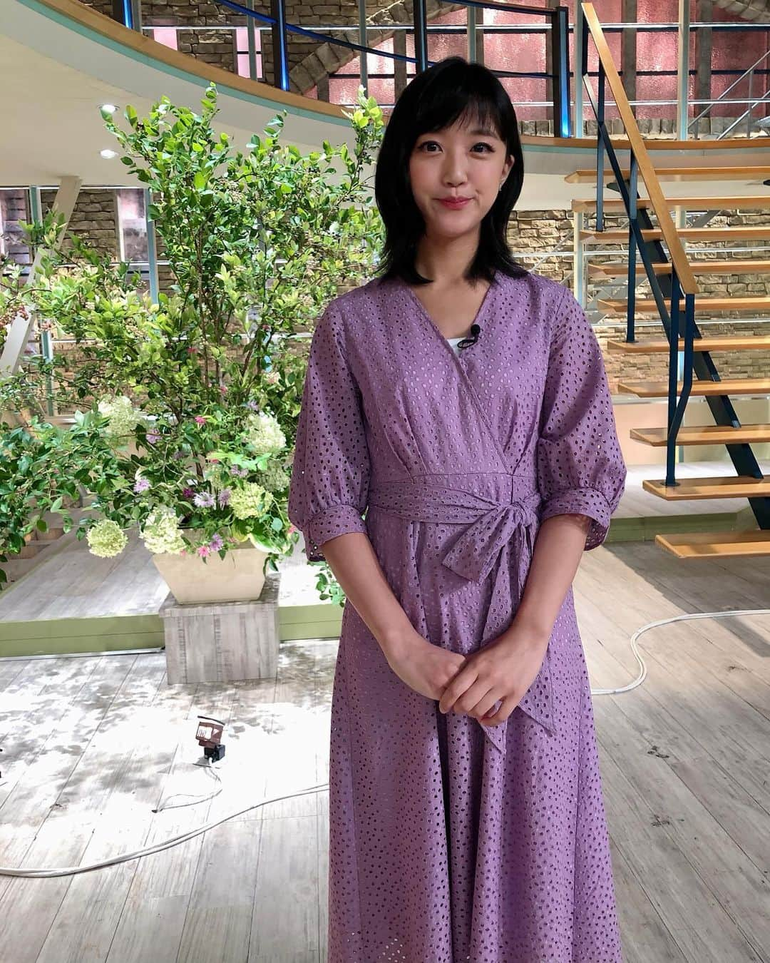 竹内由恵さんのインスタグラム写真 - (竹内由恵Instagram)「先々週の衣装をご紹介します^ ^1枚目のワンピースがかわいくて、夏らしくてとても気に入りました。ピアスが鮮やかな青なのもポイントでね！  1枚目 ワンピース CELFORD(セルフォード) 2枚目 ワンピース  ブランド無し 3枚目 ブラウス・スカート ノーリーズ 4枚目 トップス・スカート ノーリーズ 5枚目 ブラウス I.T.'S international (イッツインターナショナル) スカート  INED(イネド)  #celford #nolleys #itsinternational #ined#アナウンサー衣装 #報道ステーション」7月18日 12時52分 - yoshie0takeuchi