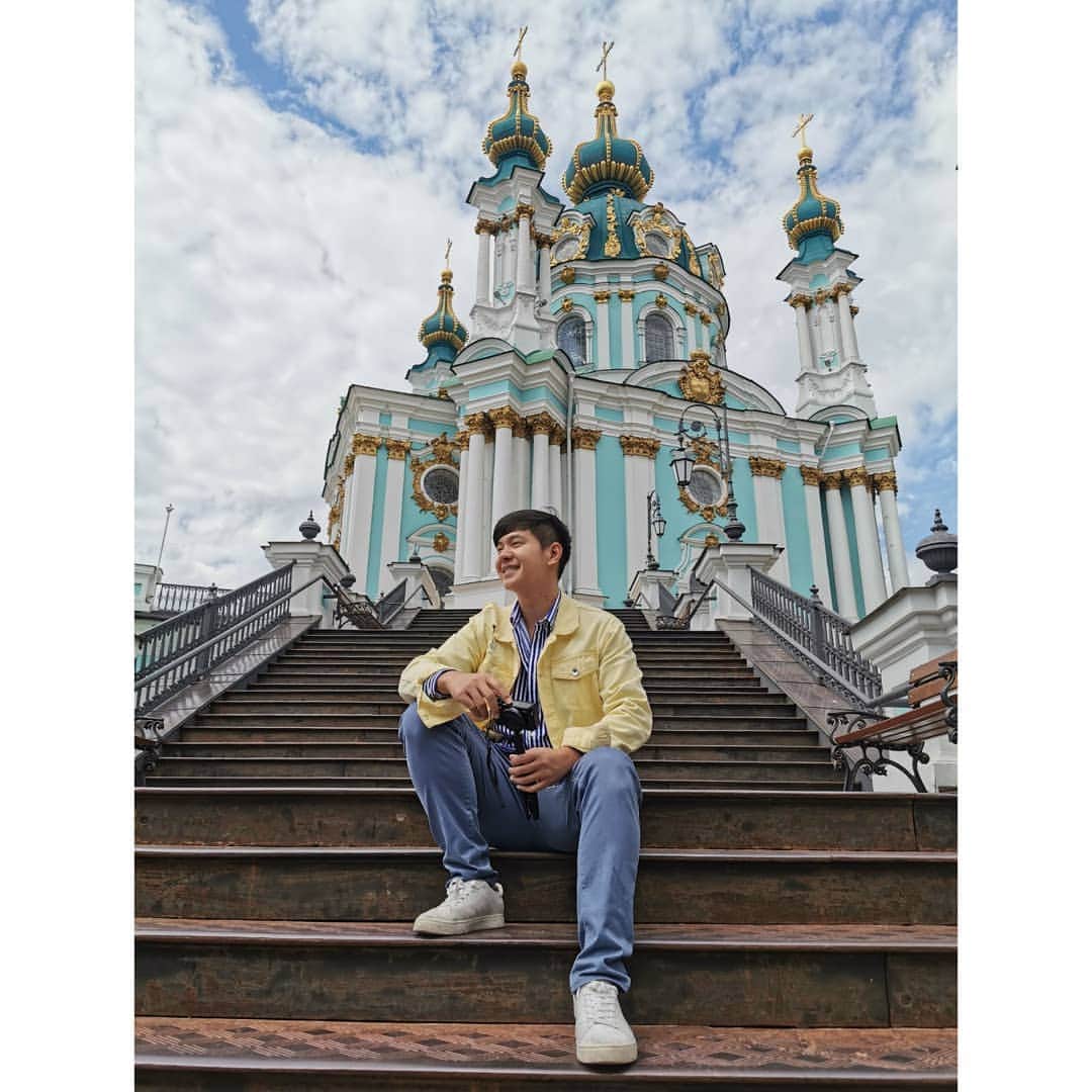 アイス・サランユーのインスタグラム：「The Saint Andrew's Church is a major Baroque church located in Kyiv, the capital of Ukraine. The church was constructed between 1747 and 1754 ยังคงลงรูป อย่างต่อเนื่อง  ถึงLikeน้อย แต่Likeให้หน่อยนะ  เป็นค่าความมานะ ให้การออกเดินทางให้เค้าหน่อย😅🙏 #icesarunyuaroundtheworld  #kyiv #ukraine」