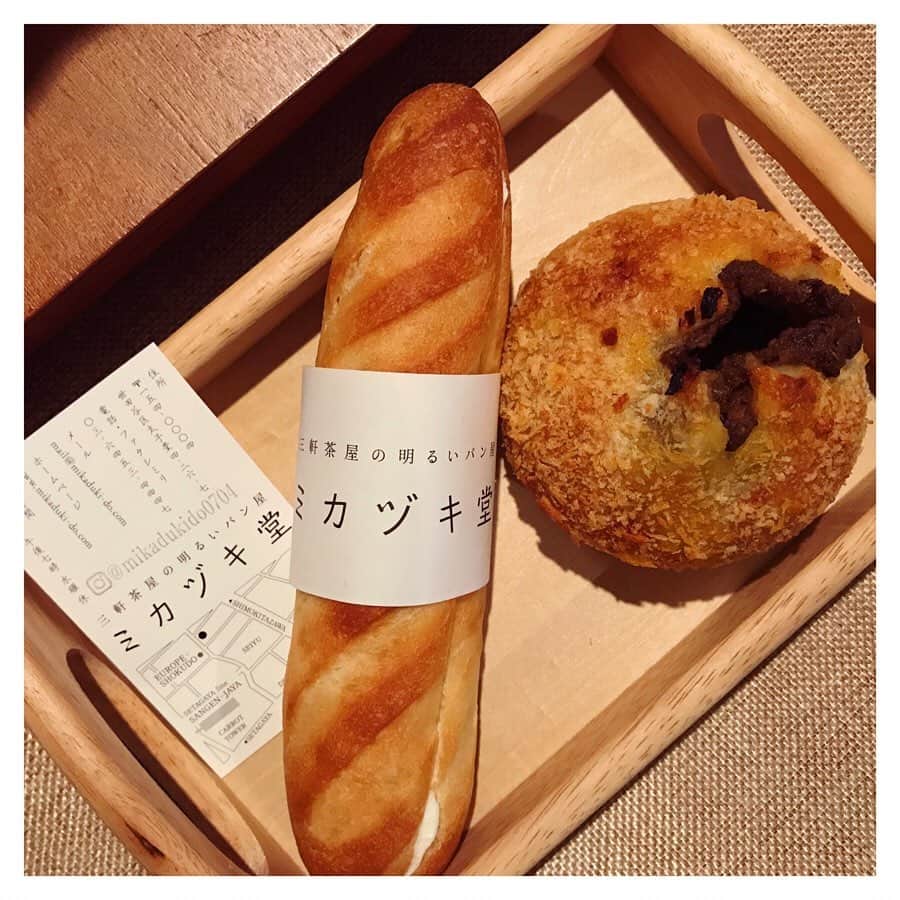 のインスタグラム：「こんにちは。本日のパンは、三軒茶屋の路地裏にある明るいパン屋さん「ミカヅキ堂」🥖 真っ白な外観でシンプルそしてこじんまりとしています。 斜め前にある、ヨーロッパ食堂さんが作ったおしゃれなパン屋さんです。 並ぶパンはどれも美味しそうでしたが、no.1人気大好きなミルクフランスとビーフカレーパンを。 ミルクフランスは優しい味。パンはセミハードな感じでなんだろうむちっと弾力感があって美味しかったです。ぺろっと食べちゃえる！ ビーフカレーパンは酸味が少し強い感じがしたかな。でも美味しかったです。 三軒茶屋に寄った際はぜひ。 #ミカヅキ堂#三軒茶屋#パン屋さん#東京パン巡り#パン屋さん巡り#パン図録#ミルクフランス#ビーフカレーパン」